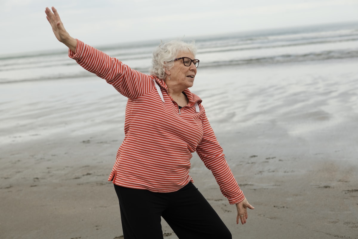 Femme senior en posture d'étirement